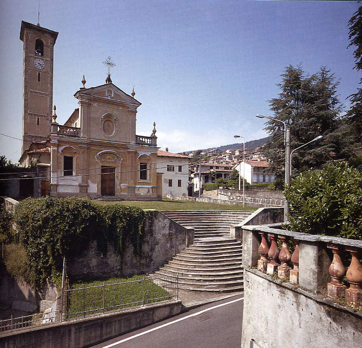 Piazza viesco chiesa parrocchiale